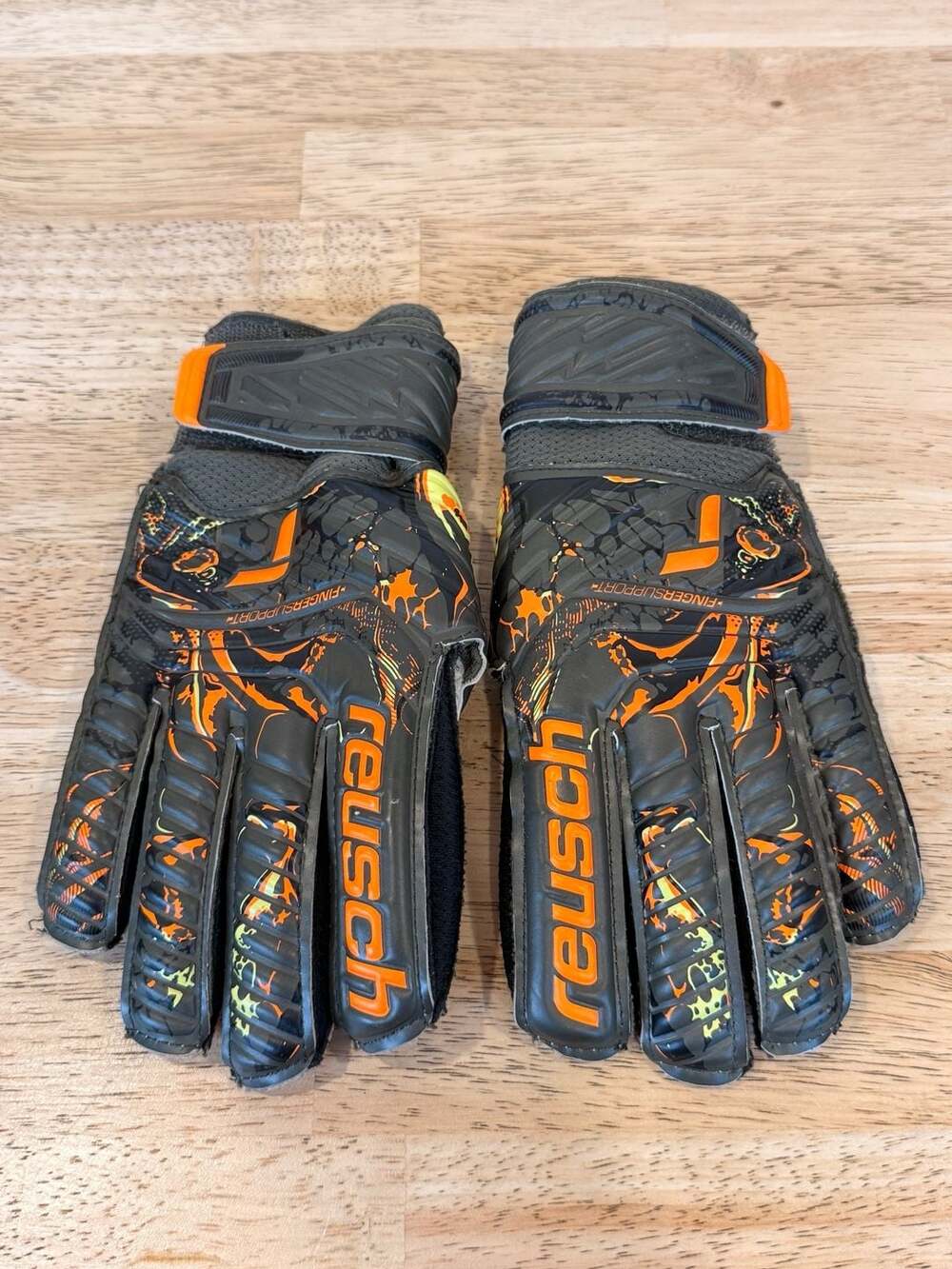 Reusch Attrakt Solid Finger Support Junior Goalkeeper Gloves - Size 7